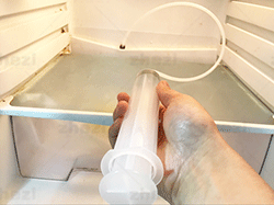 使用冰箱排水管疏通器清理冰箱 使用冰箱排水管疏通器清理冰箱